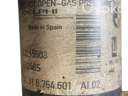 Priekšpusē amortizators ar atsperi