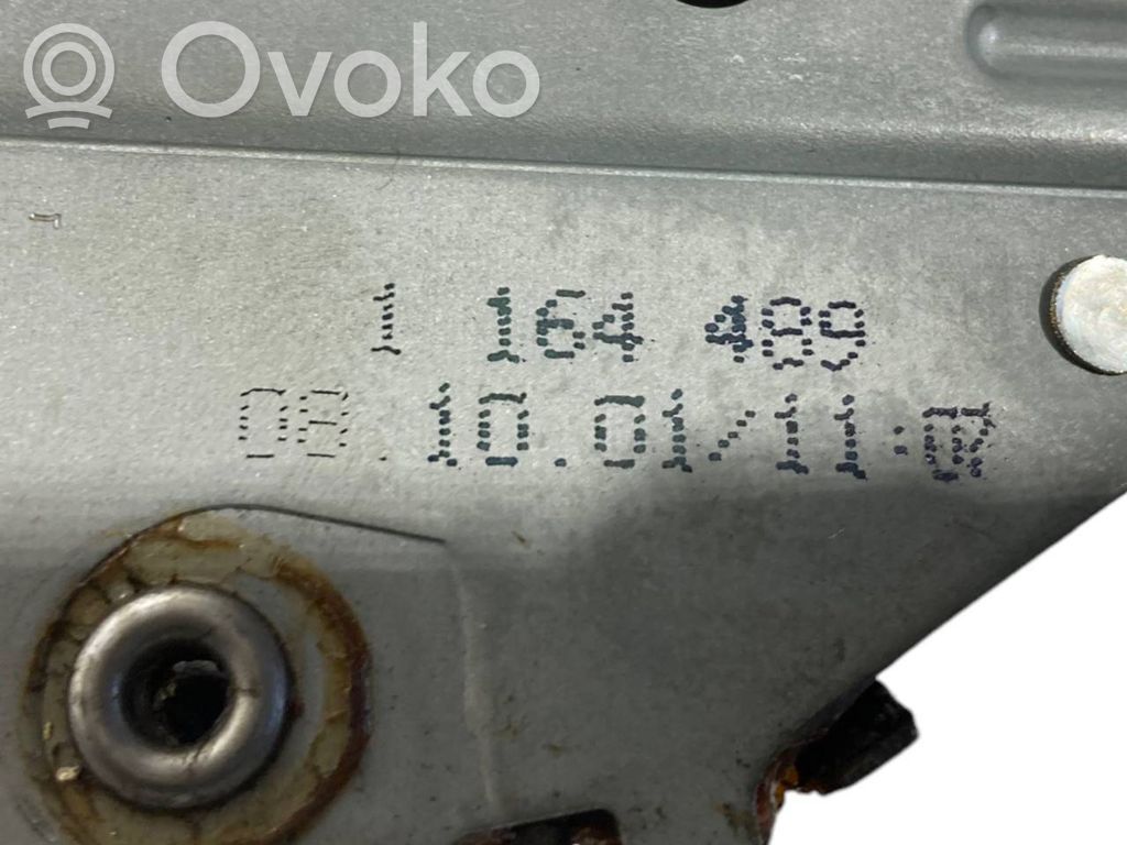 Rokas bremzes mehānisms (salonā)