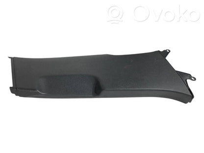 (B) statņa dekoratīvā apdare (apakšdaļa)