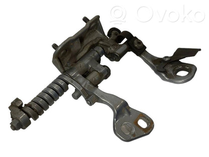 Aizmugurējā pārsega eņģe (-ess)