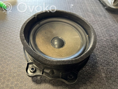 Skaļrunis (-i) aizmugurējā palodzē