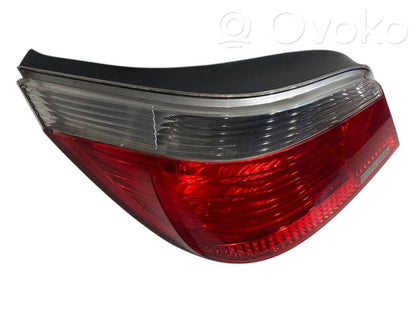 Aizmugurējais lukturis virsbūvē