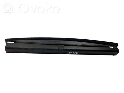 Aizmugurē logu aizkars