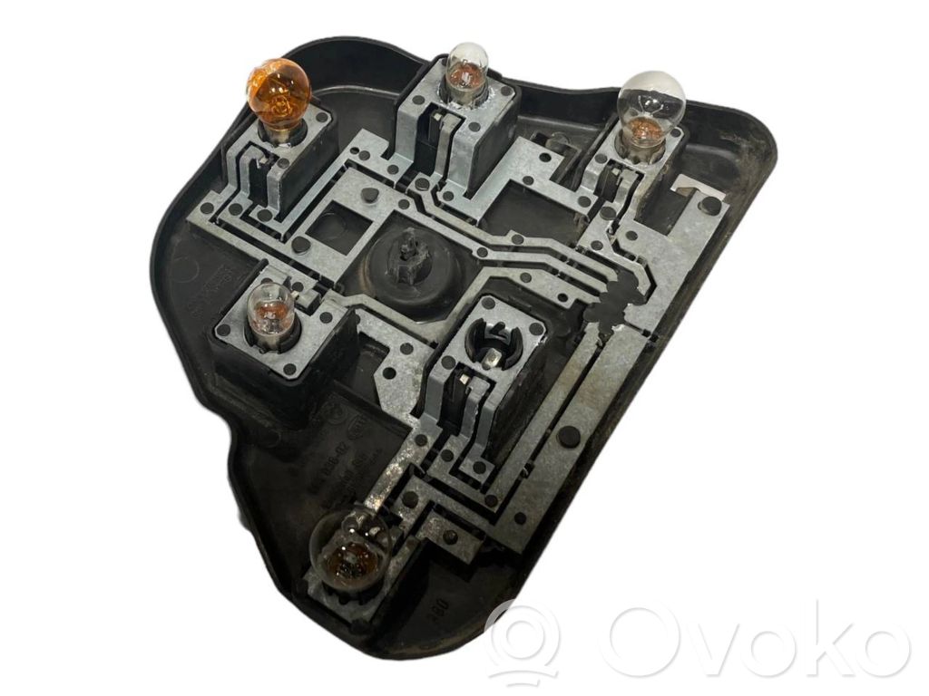 Держатель крышки заднего фонаря