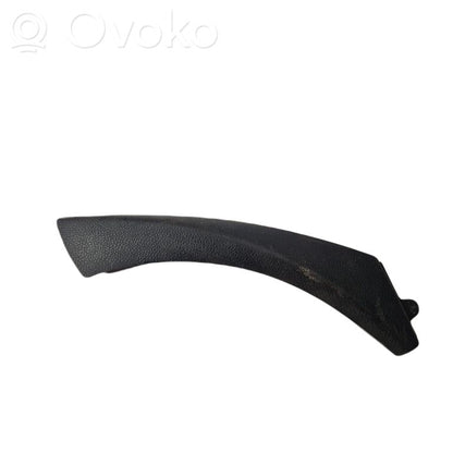 Priekšpusē durvju roktura vāciņš