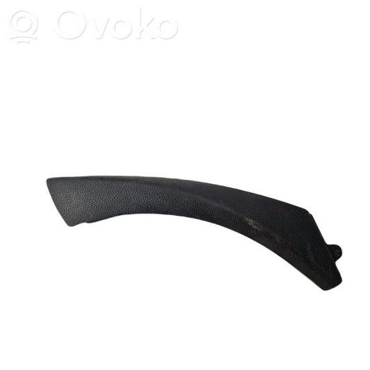 Priekšpusē durvju roktura vāciņš