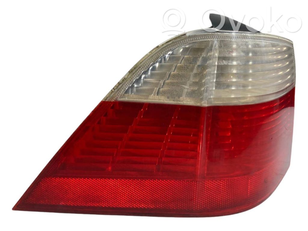 Aizmugurējais lukturis virsbūvē