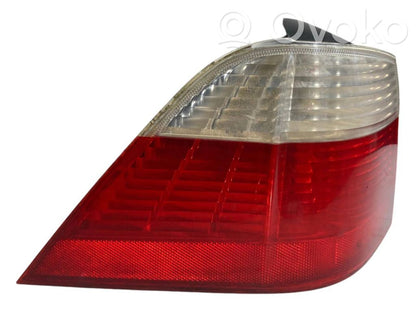 Aizmugurējais lukturis virsbūvē