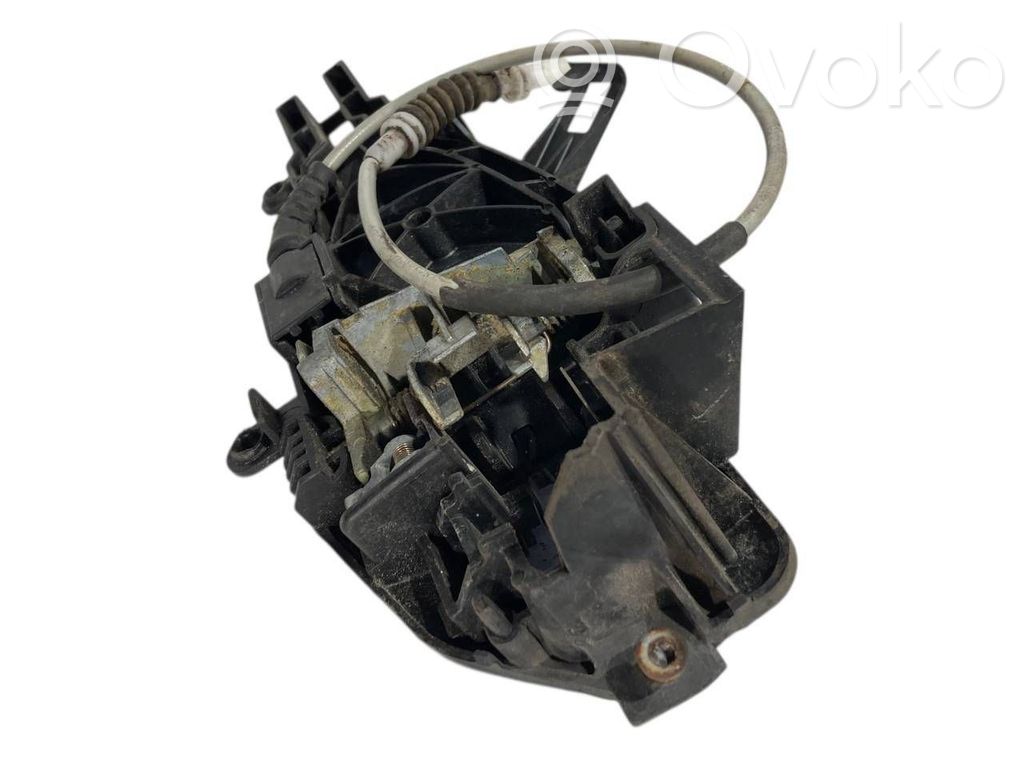 Priekšpusē turētājs / kronšteins ārējam atvēršanas rokturim