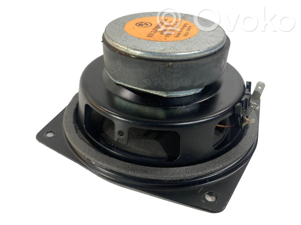 Skaļrunis (-i) aizmugurējā palodzē