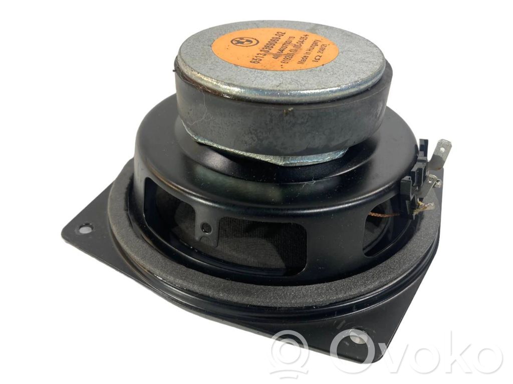 Skaļrunis (-i) aizmugurējā palodzē