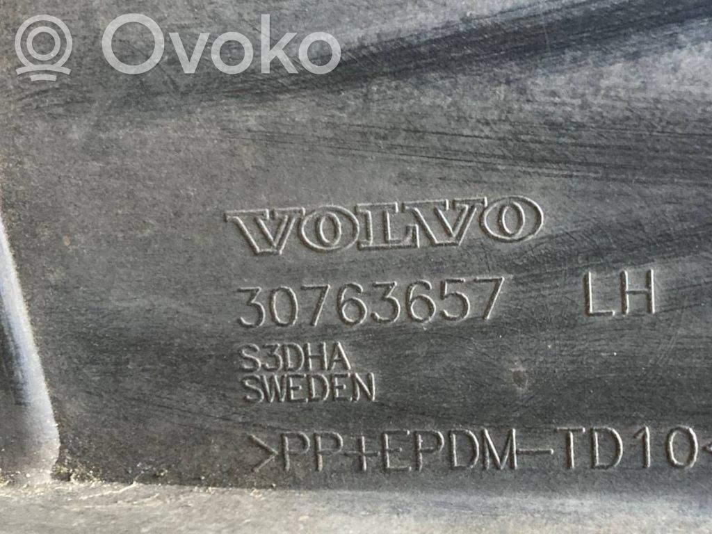 Priekšpusē durvju dekoratīvā apdare (moldings)