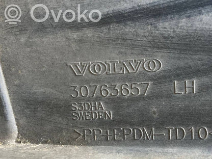 Priekšpusē durvju dekoratīvā apdare (moldings)