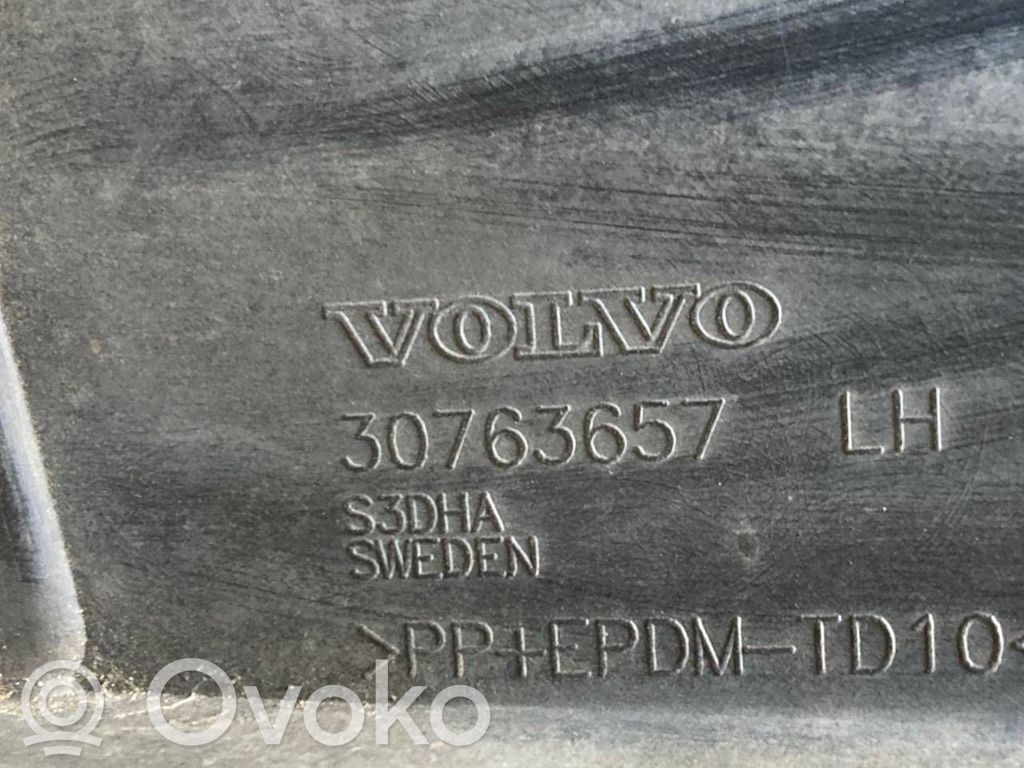 Priekšpusē durvju dekoratīvā apdare (moldings)