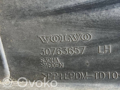 Priekšpusē durvju dekoratīvā apdare (moldings)