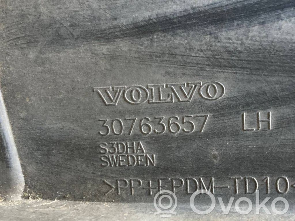 Priekšpusē durvju dekoratīvā apdare (moldings)