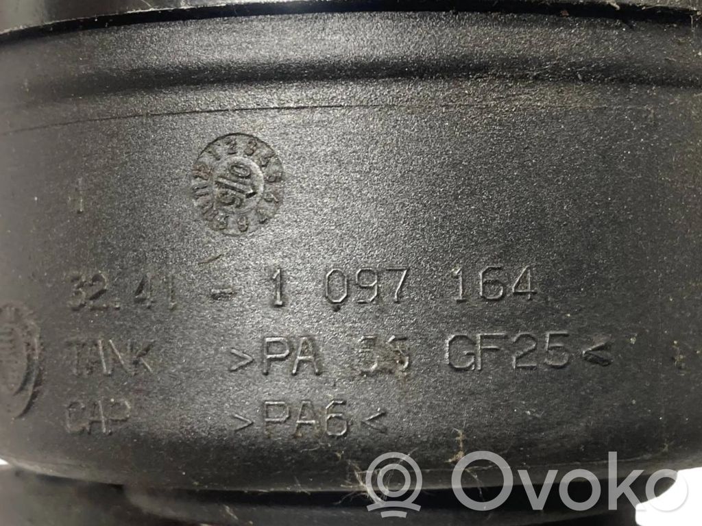 Stūres pastiprinātāja šķidruma tvertne