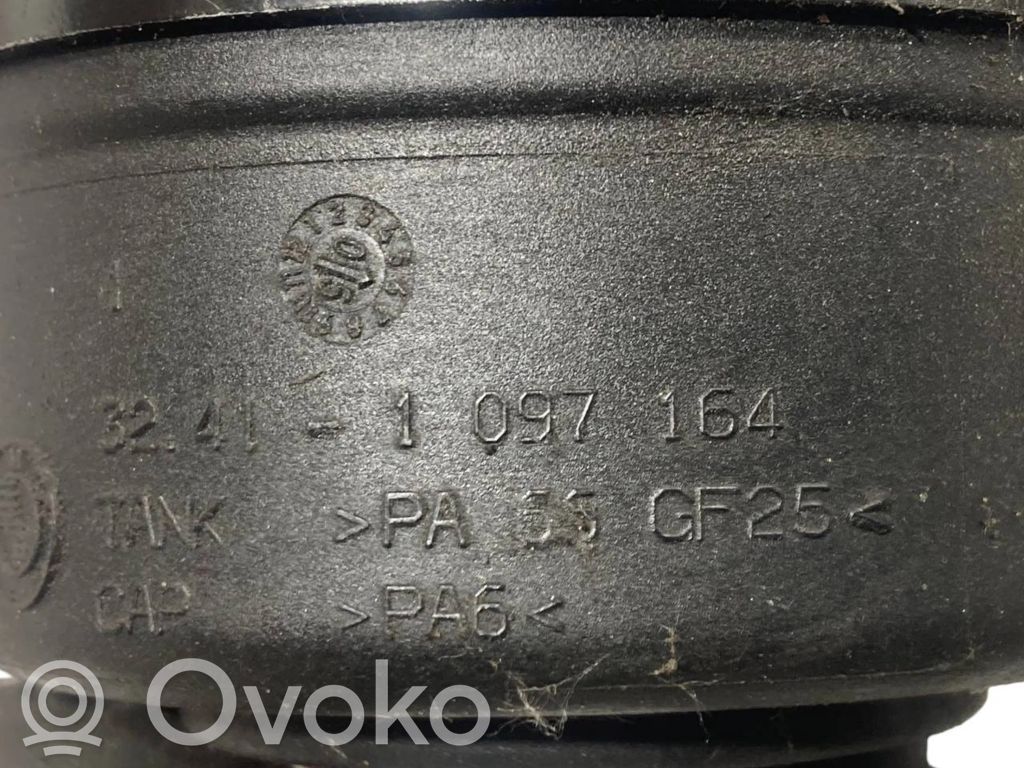 Stūres pastiprinātāja šķidruma tvertne