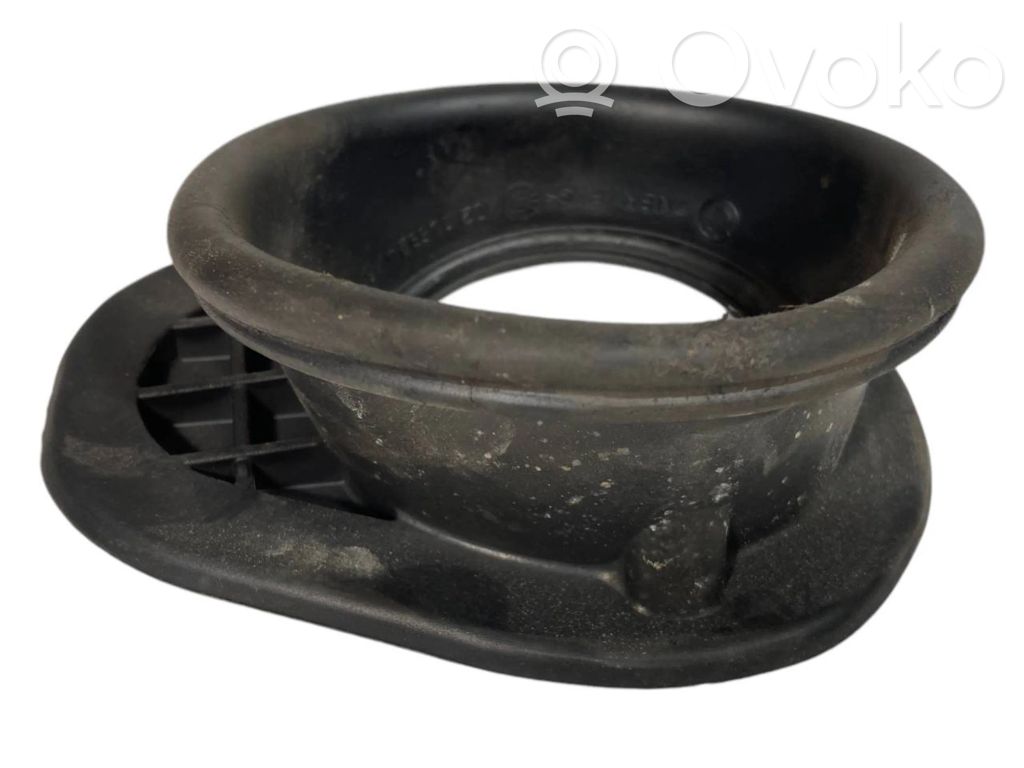 Degvielas tvertnes uzpildes caurule