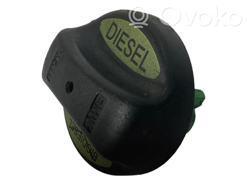 Aizskrūvējams degvielas tvertnes vāciņš