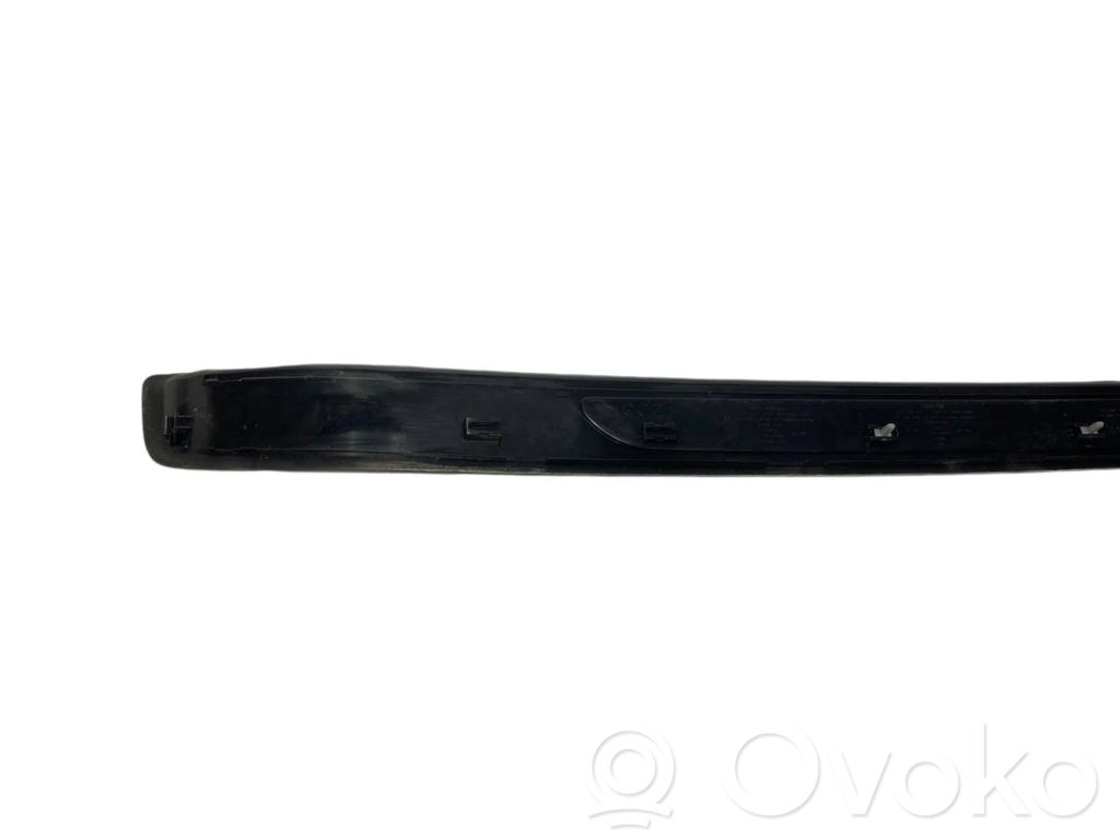 Priekšējā sliekšņa dekoratīvā apdare (iekšējā)