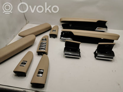 Priekšpusē mantu nodalījums durvīs