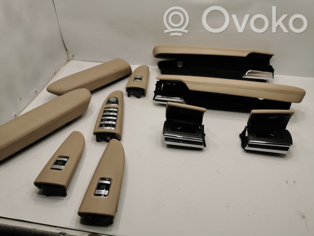 Отсек для хранения вещей на передней двери