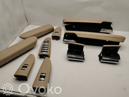 Priekšpusē mantu nodalījums durvīs