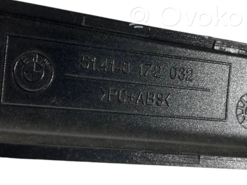 Priekšpusē dekoratīvās apdares lenta