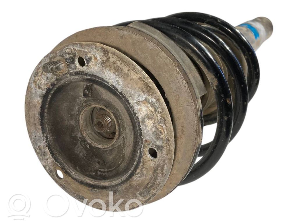 Priekšpusē amortizators ar atsperi