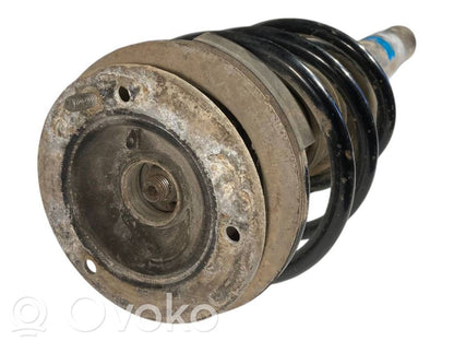 Priekšpusē amortizators ar atsperi