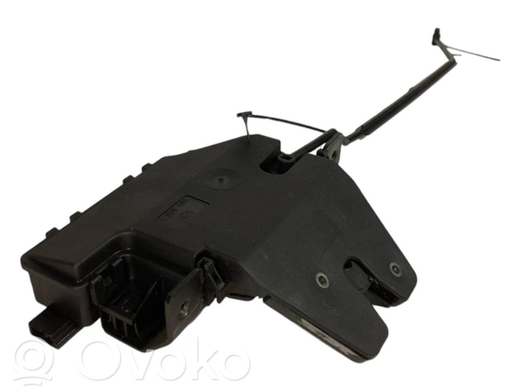 Aizmugurējā pārsega slēdzene