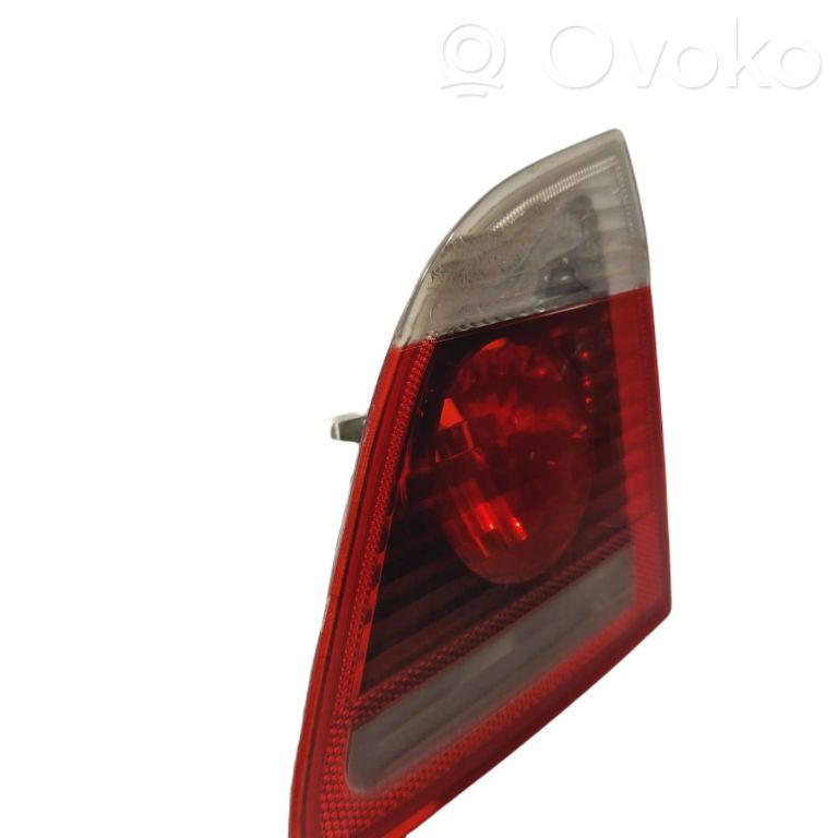 Aizmugurējais lukturis pārsegā