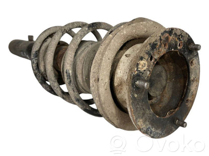 Priekšpusē amortizators ar atsperi