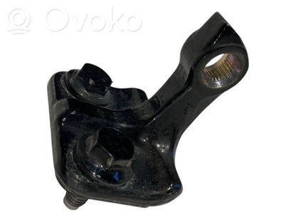 Aizmugurē apakšējā vira (eņģe)