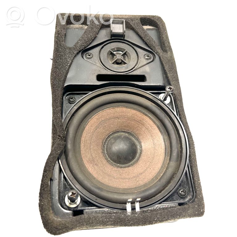 Skaļrunis (-i) aizmugurējā palodzē