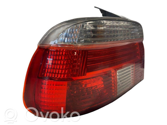 Aizmugurējais lukturis virsbūvē