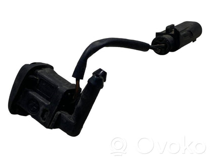 Mazgāšanas šķidruma smidzinātājs (-i) priekšējam logam