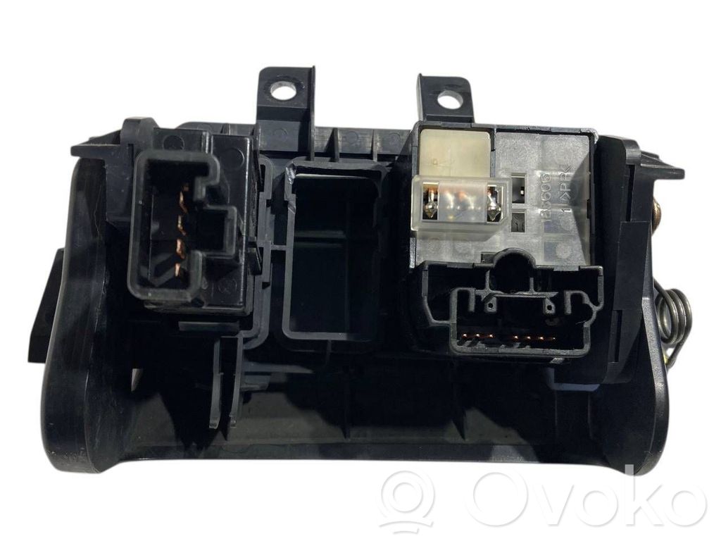 Sānu spoguļu slēdzis