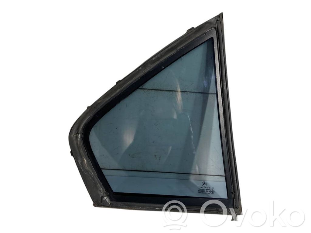 Mazais stikls "A" aizmugurējās durvīs