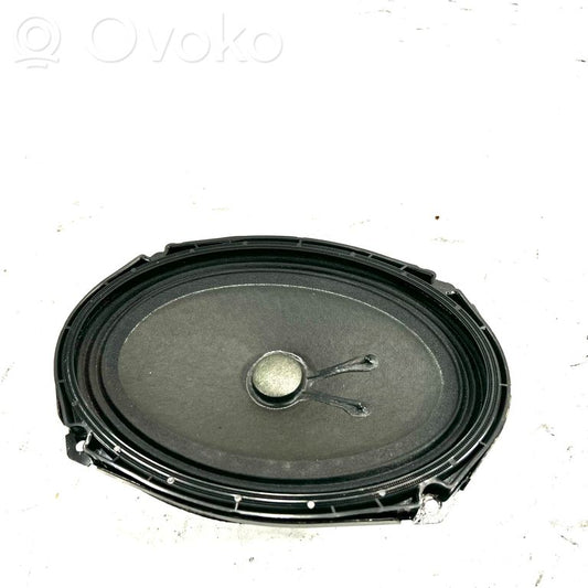 Skaļrunis (-i) aizmugurējā palodzē