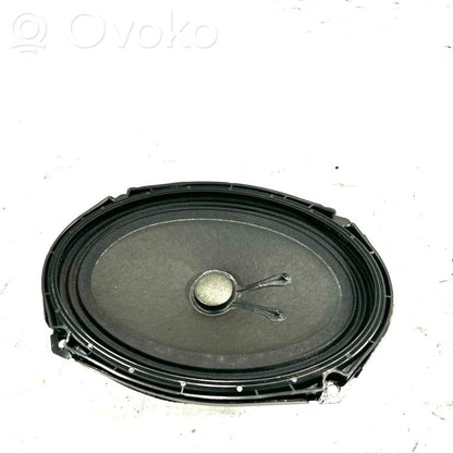 Skaļrunis (-i) aizmugurējā palodzē