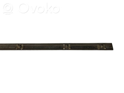 Priekšpusē durvju dekoratīvā apdare (moldings)
