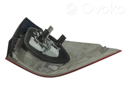 Aizmugurējais lukturis virsbūvē