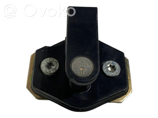 Aizmugurē slēdzenes cilpa