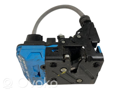 Priekšpusē slēdzene