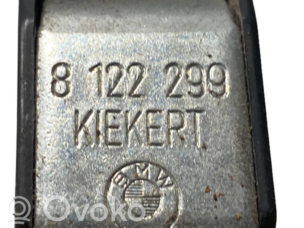 Priekšpusē slēdzenes cilpa