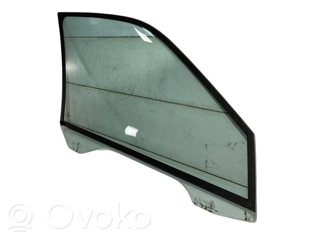 priekšējo durvju stikls (četrdurvju mašīnai)