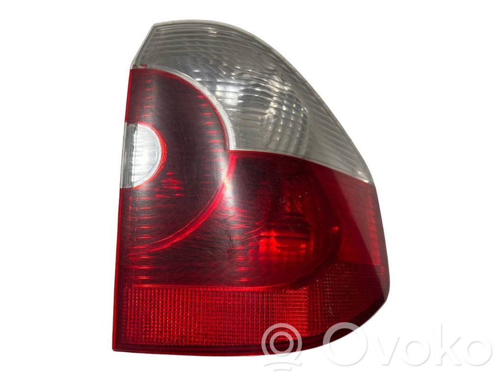 Aizmugurējais lukturis virsbūvē