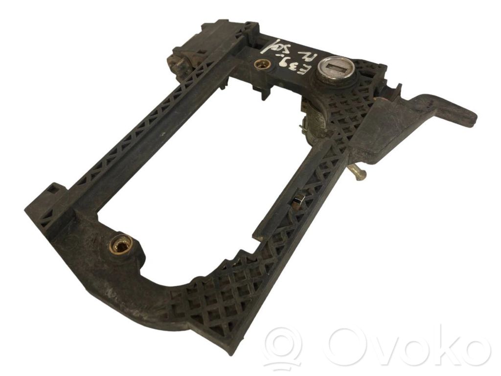 Priekšpusē turētājs / kronšteins ārējam atvēršanas rokturim